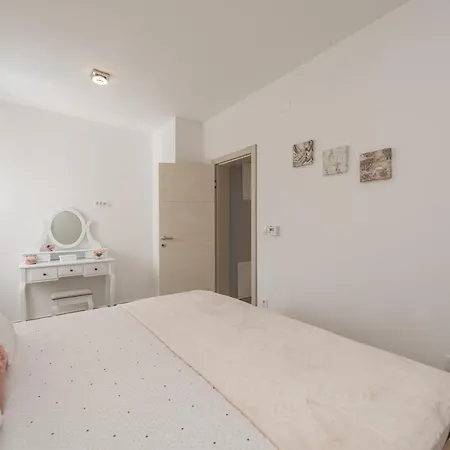 Palmarosa Vila *