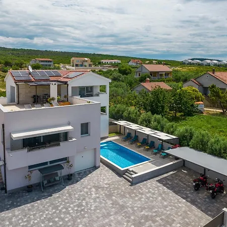 Palmarosa Villa *
