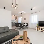 Palmarosa Villa *
