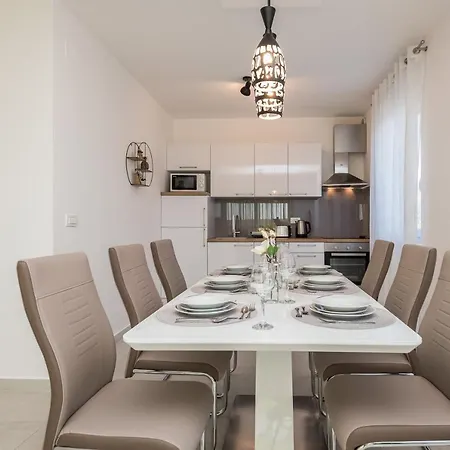 فيلة Palmarosa *