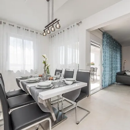 فيلة Palmarosa Debeljak