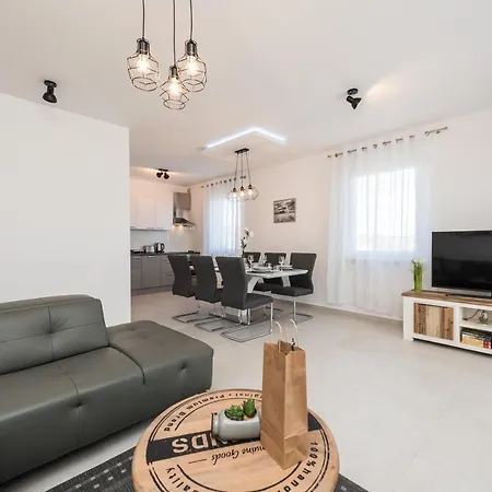 Palmarosa فيلة *