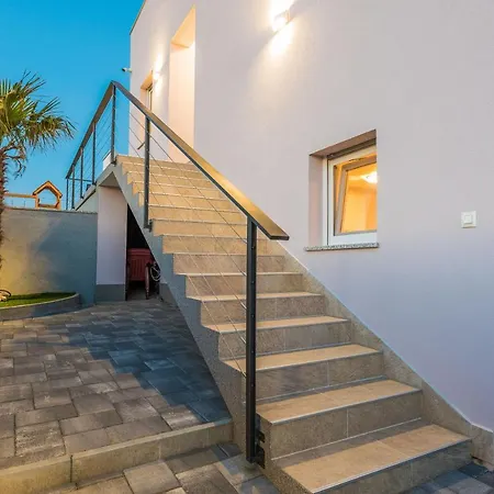 Palmarosa فيلة Debeljak