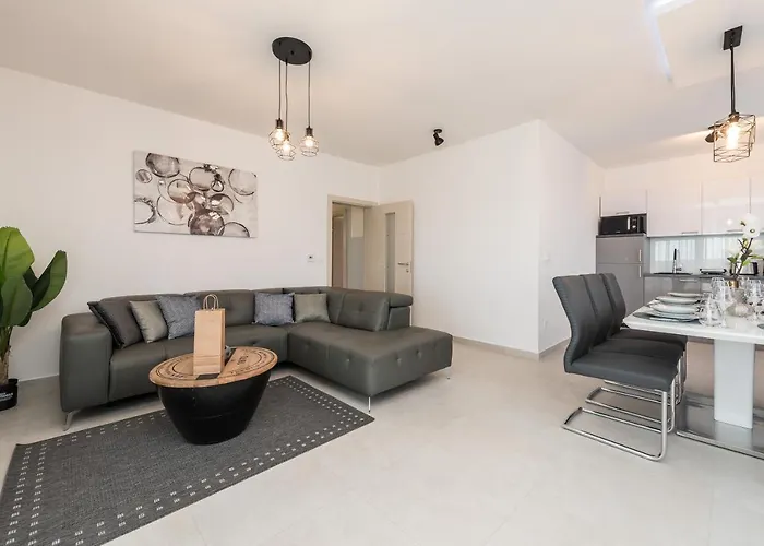 Palmarosa Villa Debeljak